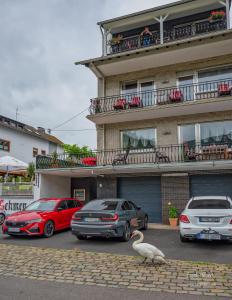 un uccello bianco in piedi di fronte a un edificio di Ferienhaus An der Mosel a Zell an der Mosel