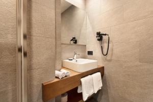 A bathroom at Apartments Montblanc Sella