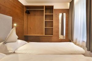 A bed or beds in a room at Apartments Montblanc Sella