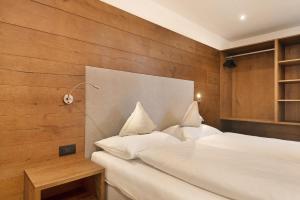 A bed or beds in a room at Apartments Montblanc Sella Még 24 kép