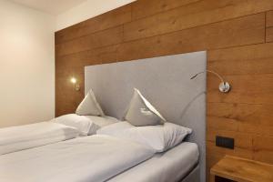 A bed or beds in a room at Apartments Montblanc Sella