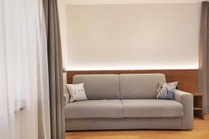 A seating area at Apartments Montblanc Sella