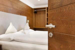 A bed or beds in a room at Apartments Montblanc Sella