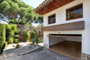 a house with a view of a garden at Ramon in L'Escala
