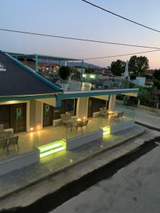 ein Haus mit Lichtern an der Außenseite in der Unterkunft STREET 90 Lux Aparts in Keramotí