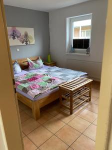 ein Schlafzimmer mit einem großen Bett und einem Fenster in der Unterkunft Boddenblick Lauterbach Rügen in Lauterbach