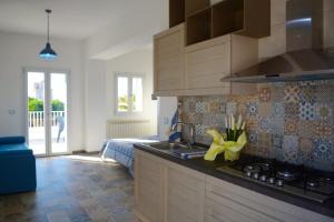 A kitchen or kitchenette at B&B LA COLIMENA