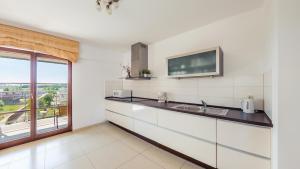 Kuchnia lub aneks kuchenny w obiekcie Apartamenty Sun & Snow Lido Sarbinowo