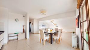 Kuchnia lub aneks kuchenny w obiekcie Apartamenty Sun & Snow Lido Sarbinowo