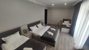 Postel nebo postele na pokoji v ubytování Prime Hotel Kazbegi
