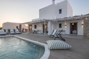 Бассейн в Isalos Villas Naxos или поблизости