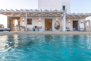 Бассейн в Isalos Villas Naxos или поблизости