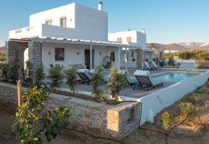 eine Villa mit einem Pool und einem Haus in der Unterkunft Isalos Villas Naxos in Naxos Chora