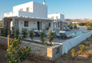 Бассейн в Isalos Villas Naxos или поблизости