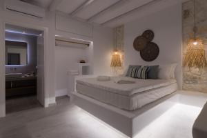 Кровать или кровати в номере Isalos Villas Naxos