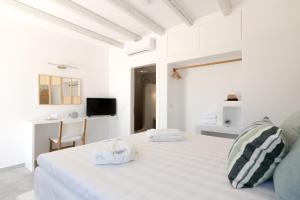 Кровать или кровати в номере Isalos Villas Naxos
