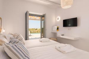 Кровать или кровати в номере Isalos Villas Naxos