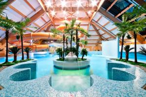 a large indoor water park with a water slide at Kompleks Zagroń Istebna in Istebna