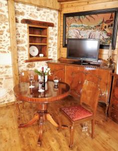 comedor con mesa y TV en Casa di Portou No3, en La Canea