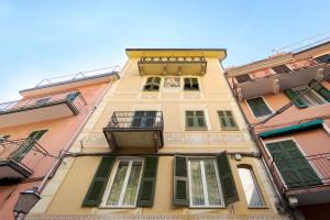 a tall building with windows and a balcony at Ca de Gianchi - Verdeblù in Manarola