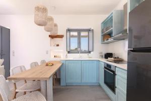 Кухня или мини-кухня в Isalos Villas Naxos
