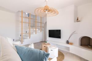 Телевизор и/или развлекательный центр в Isalos Villas Naxos