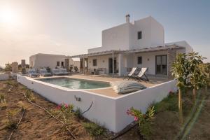 Бассейн в Isalos Villas Naxos или поблизости