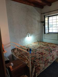 - une chambre avec un lit dans une pièce dotée d'une fenêtre dans l'établissement Spitaki traditional house, à Vóroi