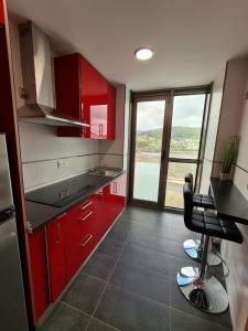 Kuchyň nebo kuchyňský kout v ubytování APARTAMENTOS VIVE