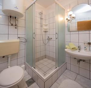 Et badeværelse på Apartments Bose Kanica on the sea