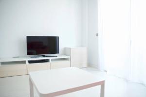 Televisyen dan/atau pusat hiburan di Apartamento diseño a cien metros del mar.