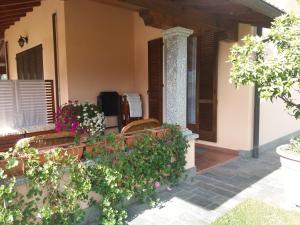 Aed väljaspool majutusasutust Casa Intignano - Camera con bagno e portico vista lago