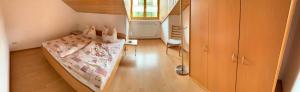 a small bedroom with a bed in a room at Ferienwohnungen Martina in Windorf