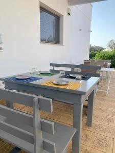 a table and chairs in a room at B&B CASA CALETA in Porto Cesareo