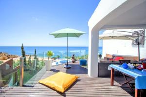 Üldine merevaade või majutusasutusest Luxurious BEACHFRONT VILLA de la PLAGE with private beach acces pildistatud vaade