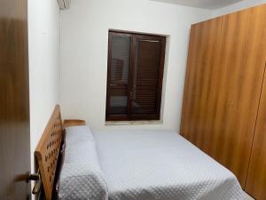 - une petite chambre avec un lit et une fenêtre dans l'établissement Domus de Murta, à Pula