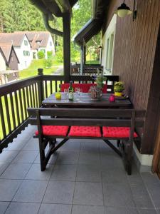 una mesa de madera y un banco en un porche en Haus Waldviertel am Herrensee, en Litschau