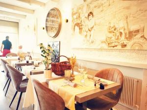ห้องอาหารหรือที่รับประทานอาหารของ Logis La Sapinière