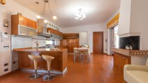 Kuchyň nebo kuchyňský kout v ubytování VILLA D'AQUINO 8&2, Emma Villas