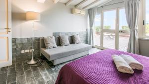 Ένα ή περισσότερα κρεβάτια σε δωμάτιο στο Attico Giafari 6, Emma Villas +28 φωτογραφίες