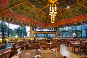 Restaurace v ubytování Club Himalaya, by ACE Hotels
