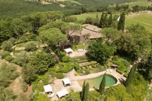 een luchtzicht op een landgoed met een zwembad bij Villa la Corte in Fattoria Montecchio
