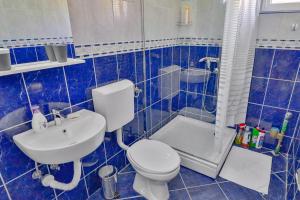 Ένα μπάνιο στο VIVANA HOUSE +19 φωτογραφίες
