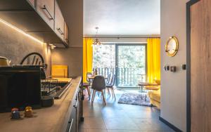Kuchyňa alebo kuchynka v ubytovaní Apartament SPOKOLOKO Wiślańska Złoty B1