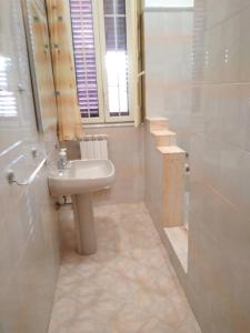 une salle de bain avec un lavabo et une douche dans l'établissement Casolare del Toscano Country Rooms, à Caltagirone 37 autres photos