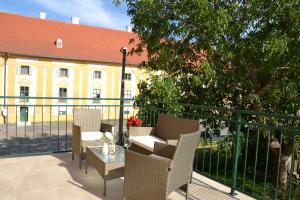 un patio avec des chaises et une table en face d'un bâtiment dans l'établissement Apartmany u Polanských Lednice, à Lednice