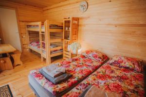 Postel nebo postele na pokoji v ubytování Kroņkalniņi