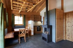 Kuchyň nebo kuchyňský kout v ubytování Almdorf Vorderbrand