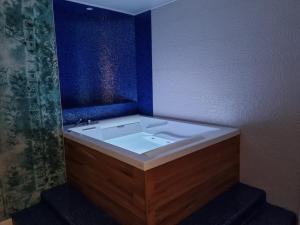 アルゲーロにあるThe Smerald 2の青い壁のバスルーム(白いバスタブ付)
