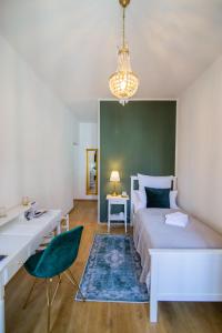 a bedroom with a bed and a desk and a table and chair at ApartOne Altstadt-Hotel in Bautzen